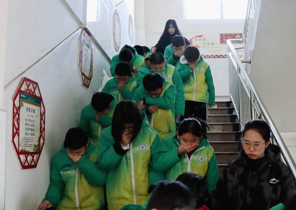 老师带领学生进行逃生疏散应急演练。彭锦帅摄