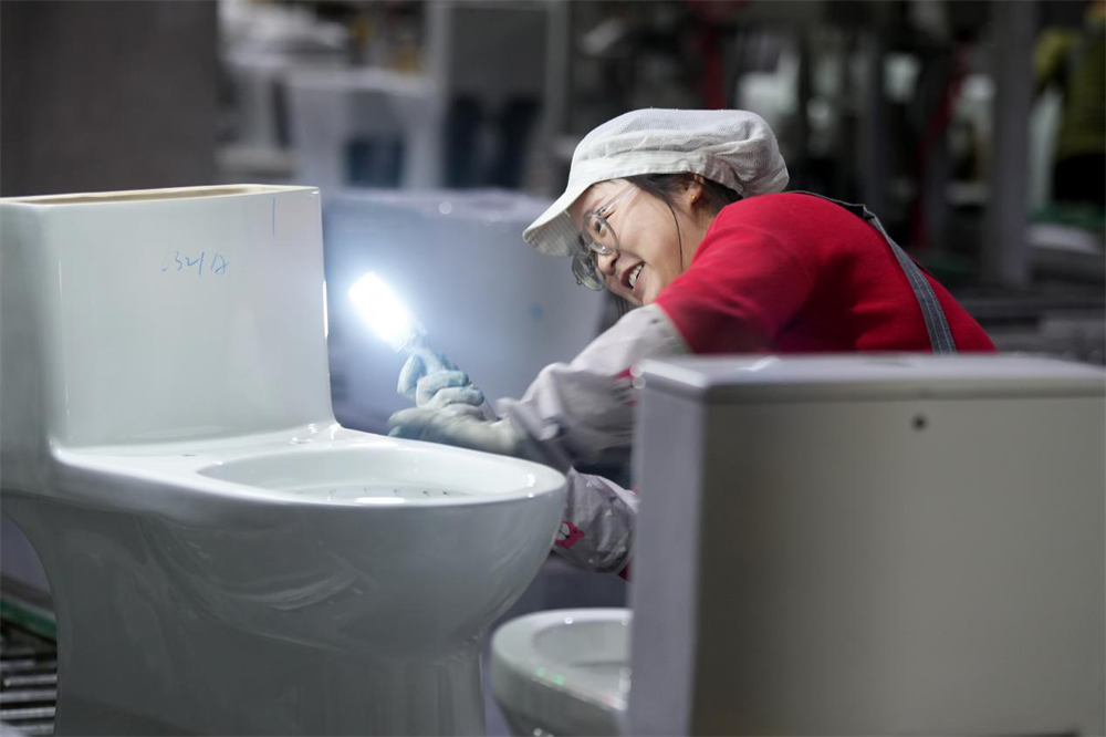 唐山市丰南区一家陶瓷企业生产车间内，女工们正在赶制订单。李福政摄