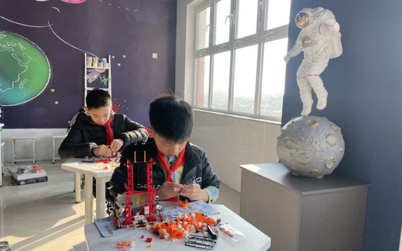 河北蠡县：创客少年机器人搭建赛 点燃科技梦想